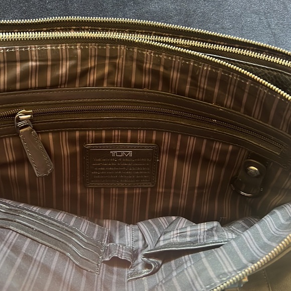 Tumi leather brief case in excellent condition. - Picture 10 of 12